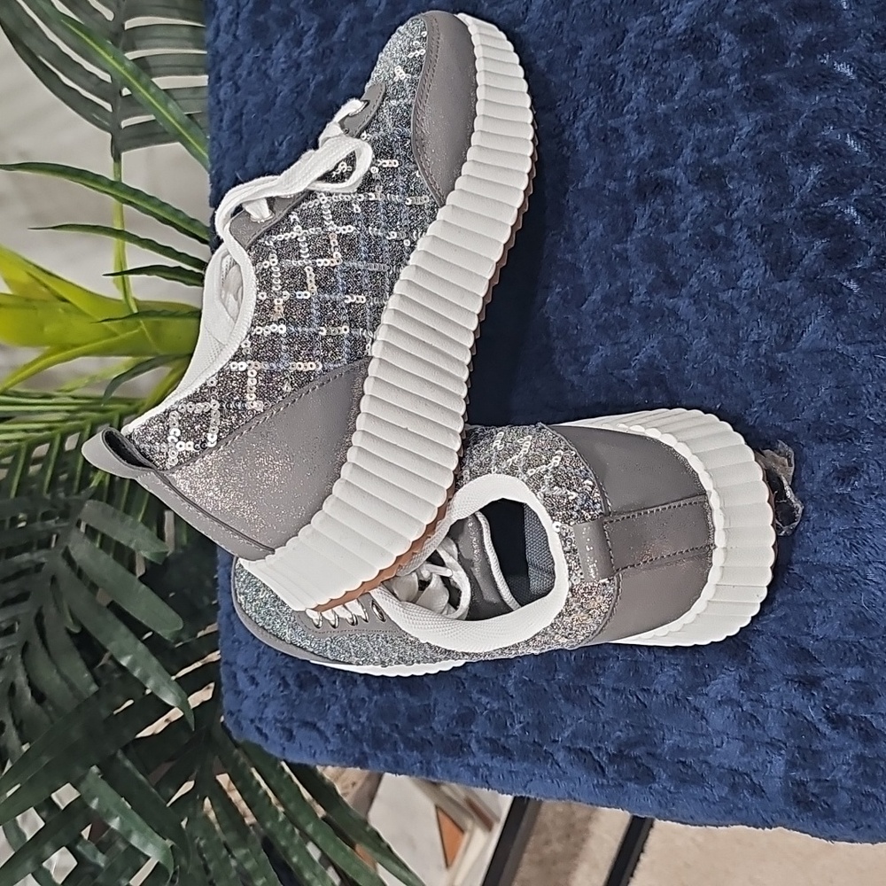 AMIGO  Size 9 Gray  Sequenced Women's Sneakers - Picture 4 of 4